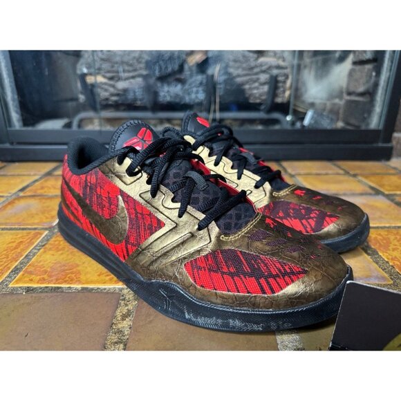 Youth 7y Nike Kobe Mentality Iron Man Red Gold Basketball Shoes 705387-008 - Picture 2 of 9